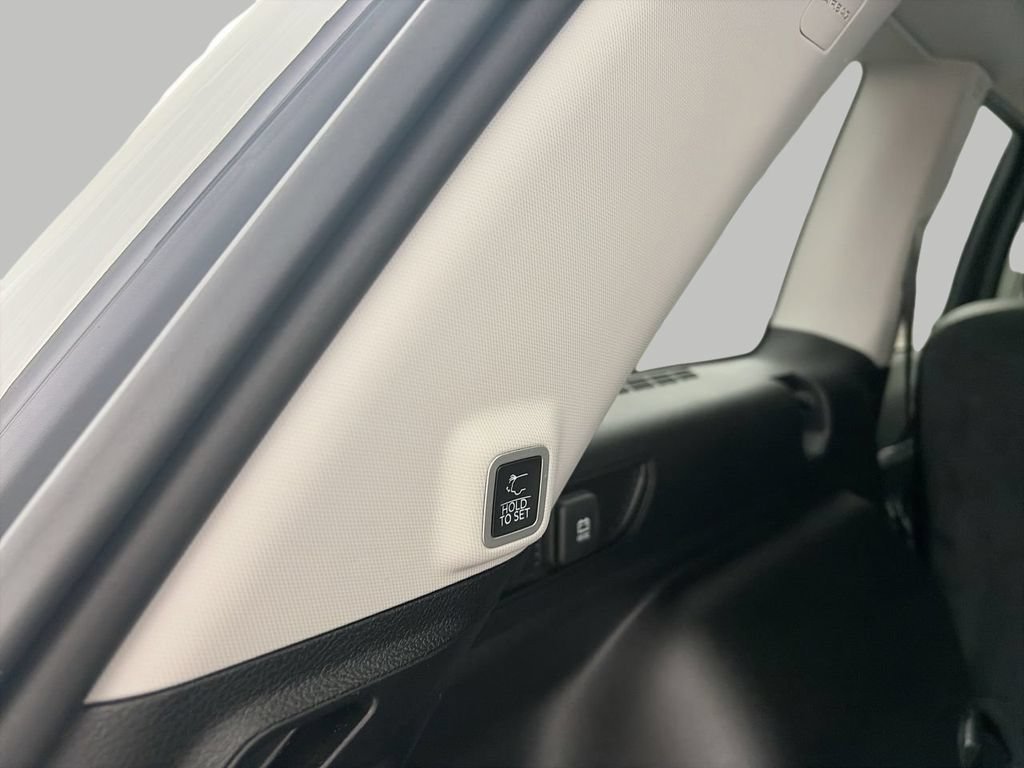 Used 2023  Jeep Limited image 8