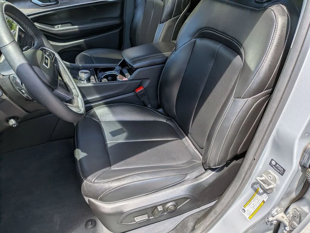 Used 2023 Silver Jeep Limited image 25
