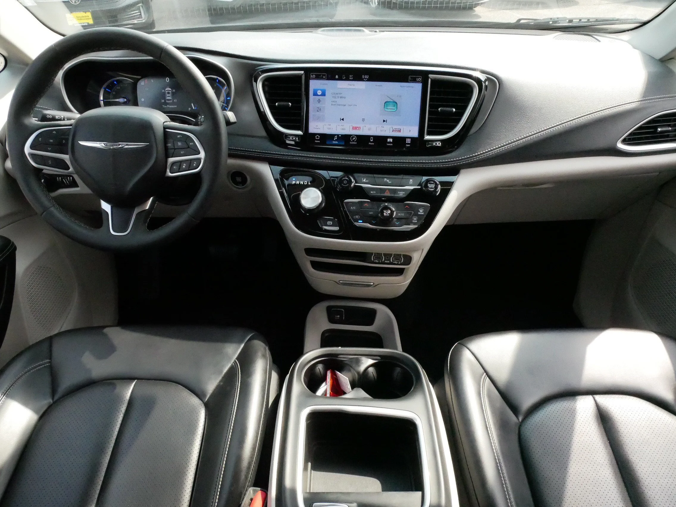 Used 2023 Brilliant Black Crystal Pearlcoat Chrysler Hybrid Touring L image 10