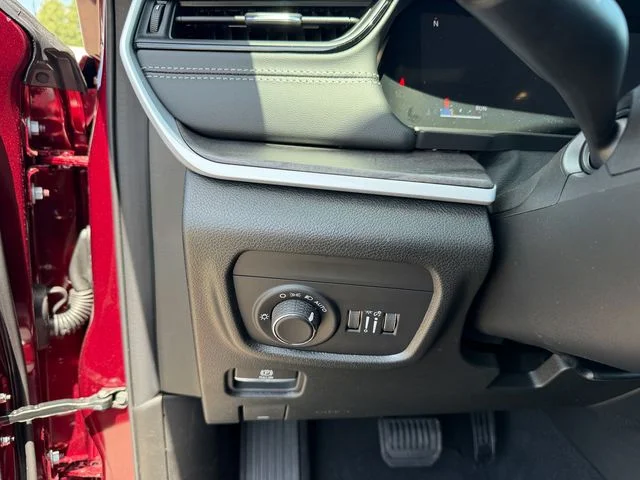 New 2026 Velvet Red Pearl-Coat Exterior Paint Jeep Laredo Altitude image 19