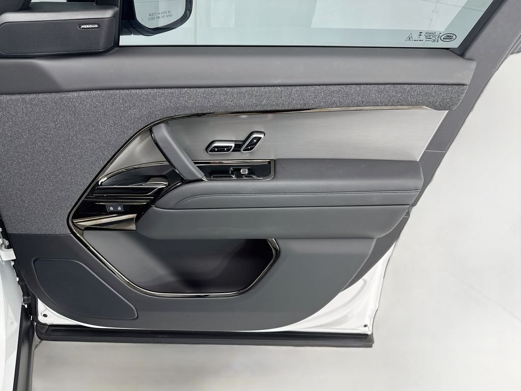 Used 2024 Fuji White Land Rover SE image 23
