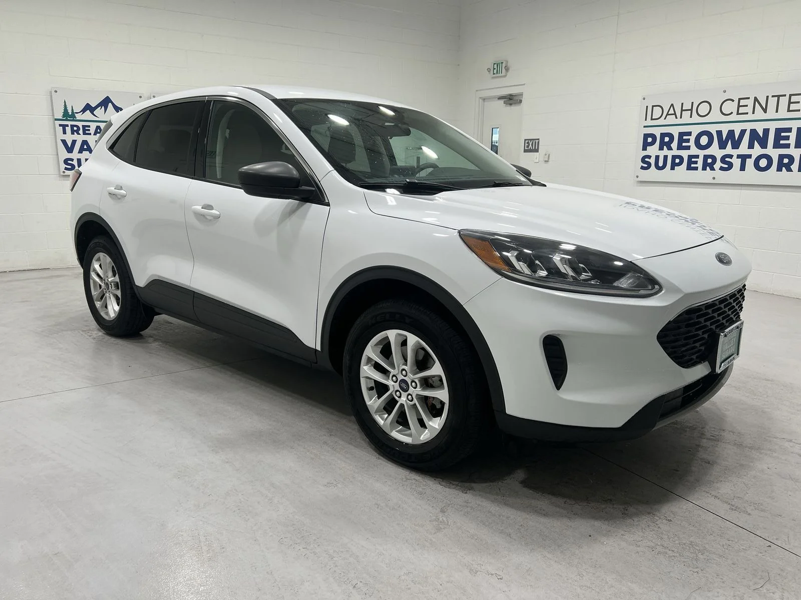 Used 2022 White Ford SE image 2
