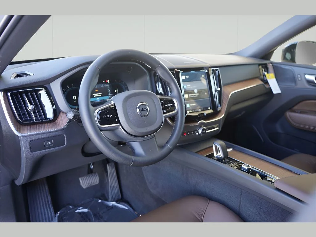 2025 Volvo XC60 Plus - Photo 16