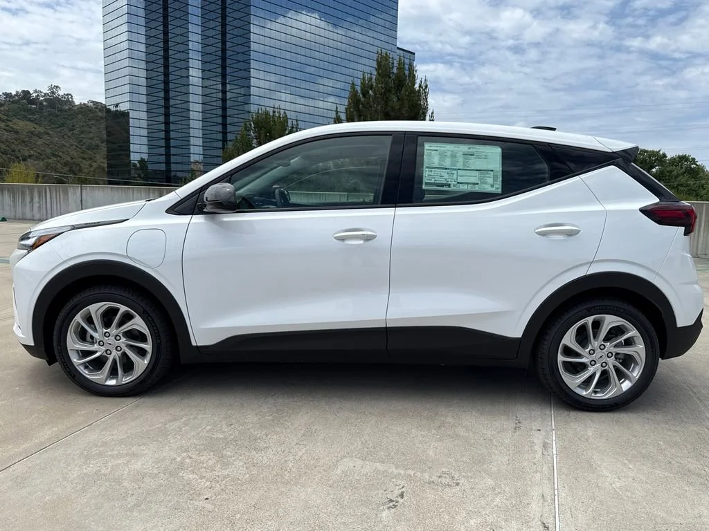 New 2027 Summit White Chevrolet LT image 6