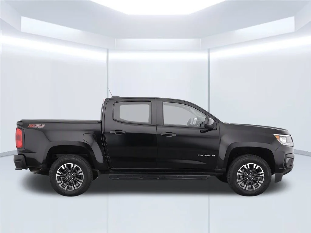 Used 2022 Black Chevrolet Z71 image 11