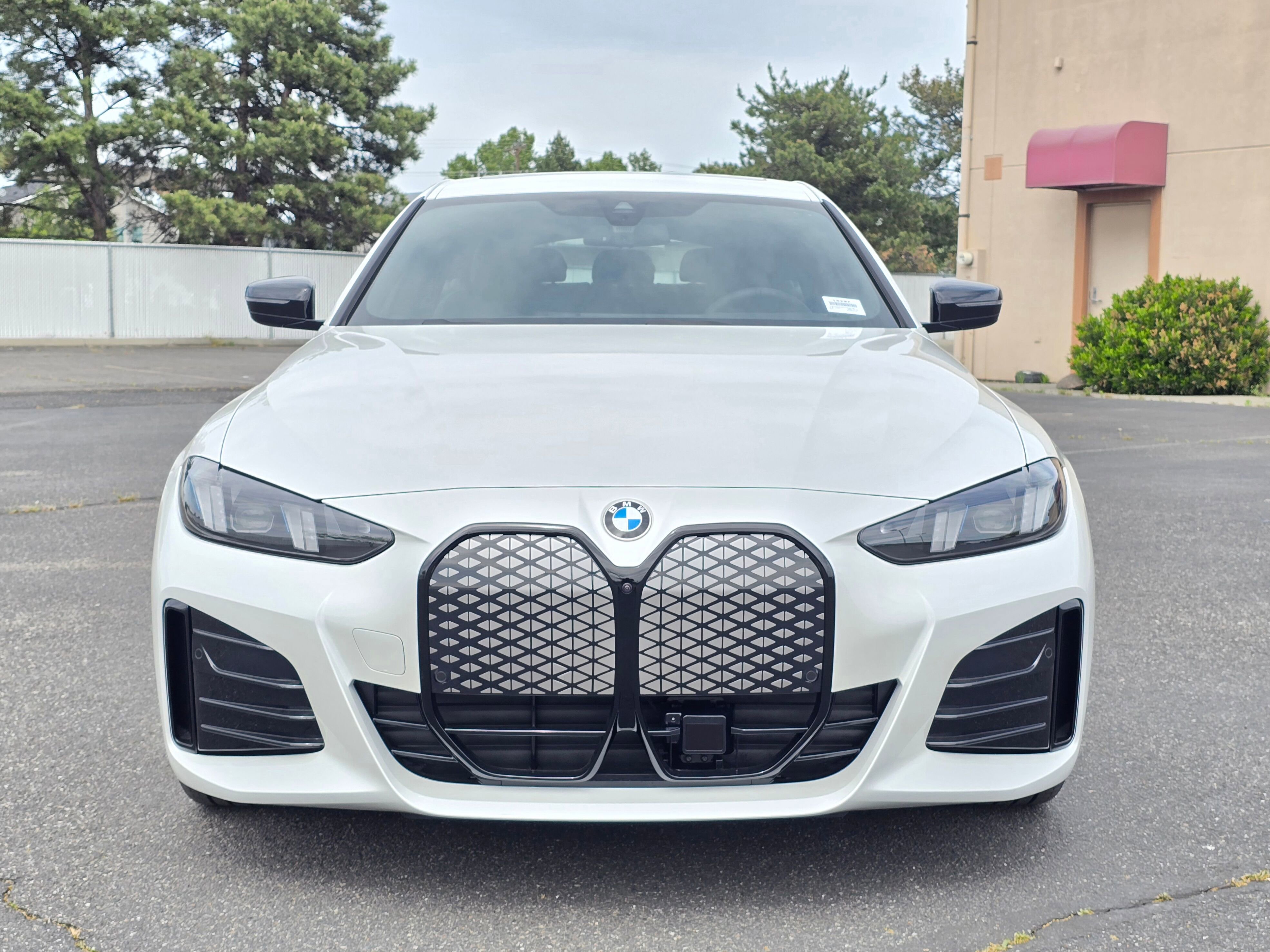 New 2026 Mineral White Metallic BMW xDrive40 image 38