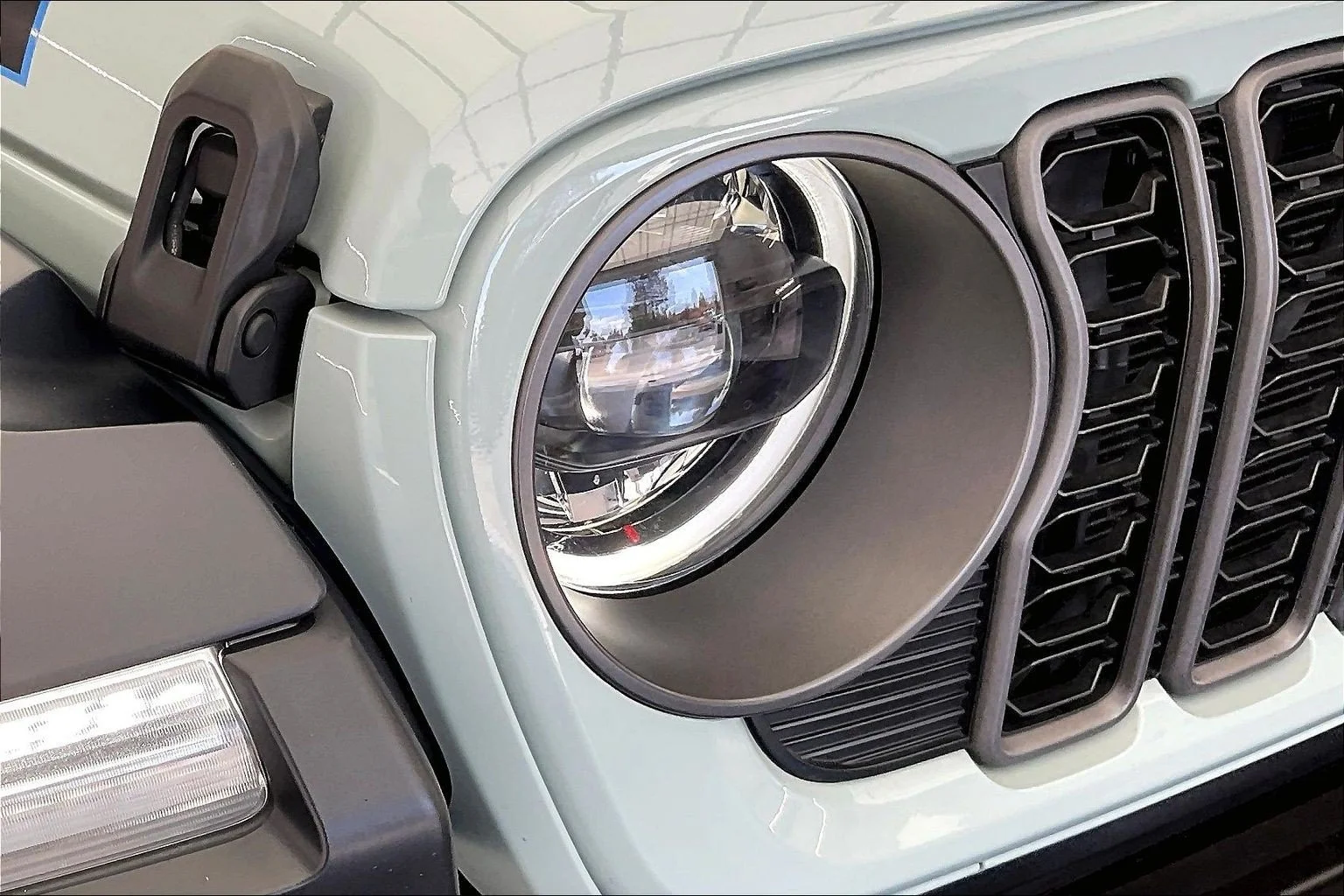 Used 2024 Earl Clearcoat Jeep Rubicon 4xe image 28