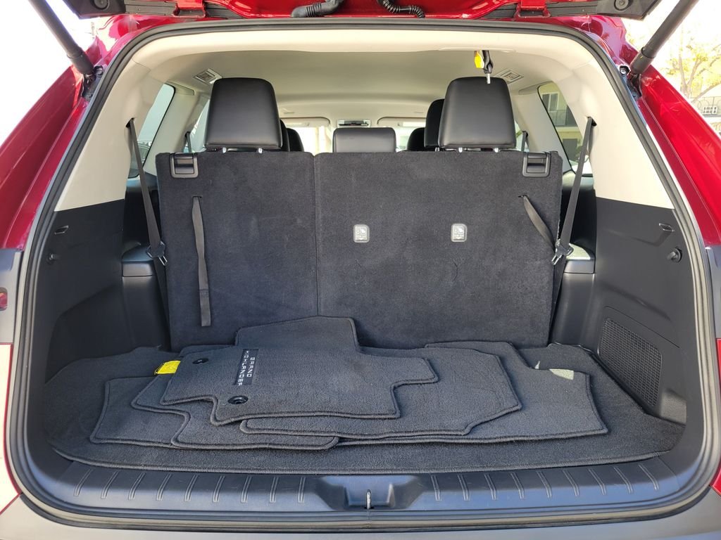 Used 2024 Pearl Toyota XLE image 8