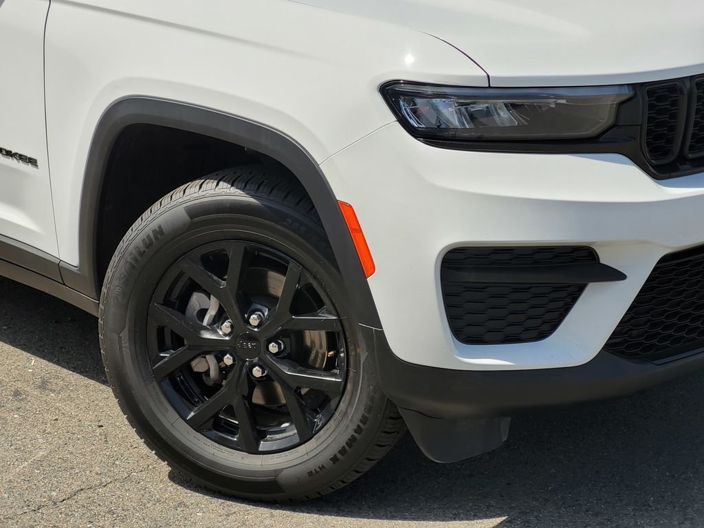 Used 2024 White Jeep Altitude image 9
