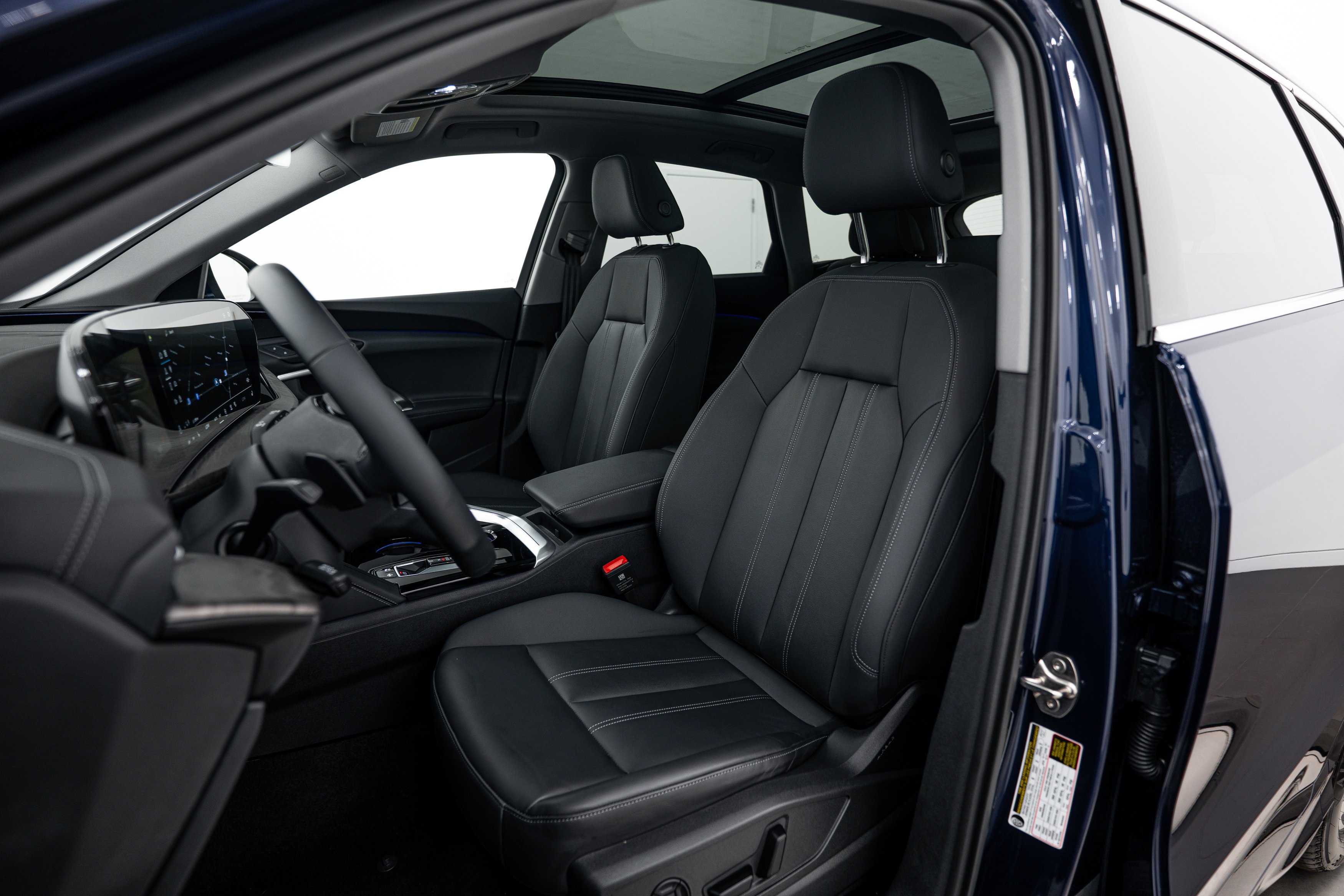 Used 2025 Navarra Blue Metallic Audi Premium image 14