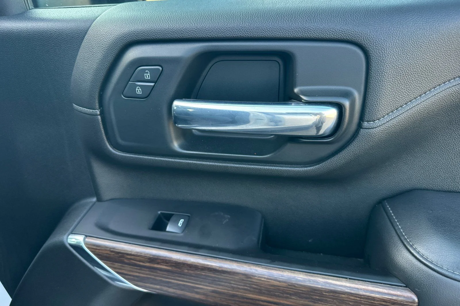 Used 2020 Iridescent Pearl Tricoat Chevrolet High Country image 18