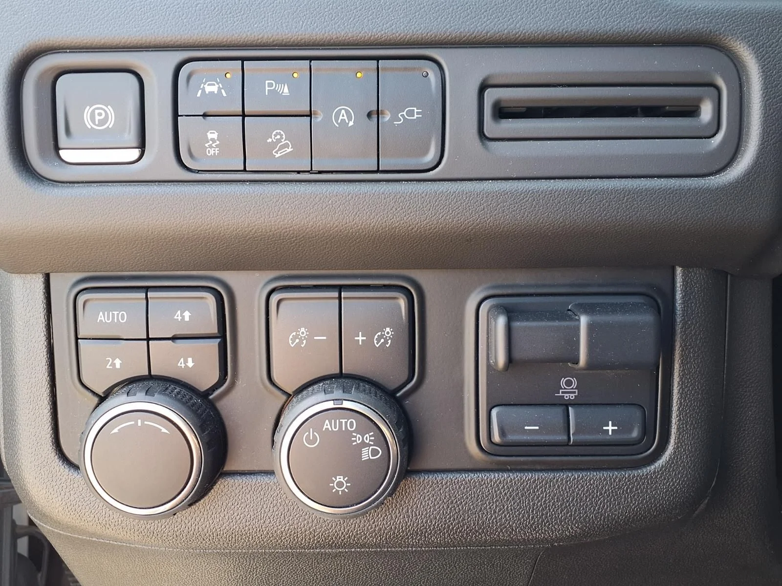 Used 2021 Beige Chevrolet Z71 image 25