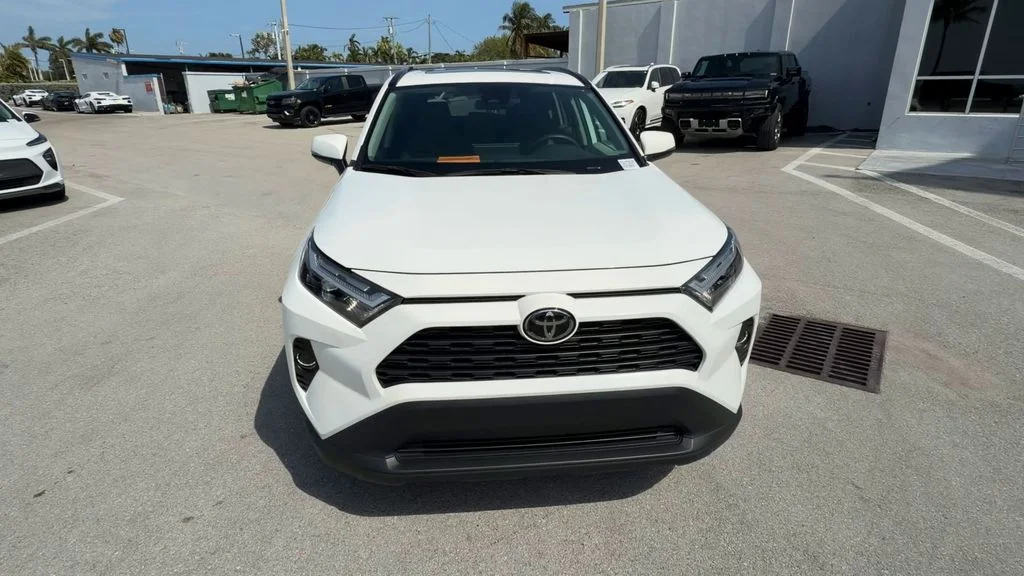 Used 2025 White Toyota XLE image 3