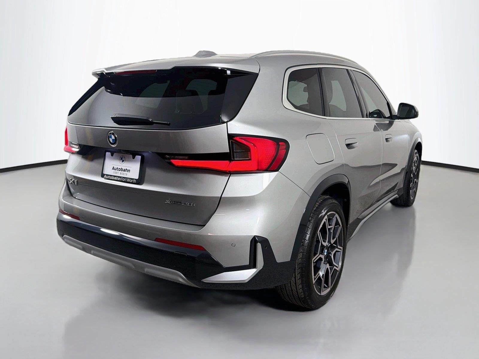 New 2027 Space Silver Metallic BMW xDrive28i image 5