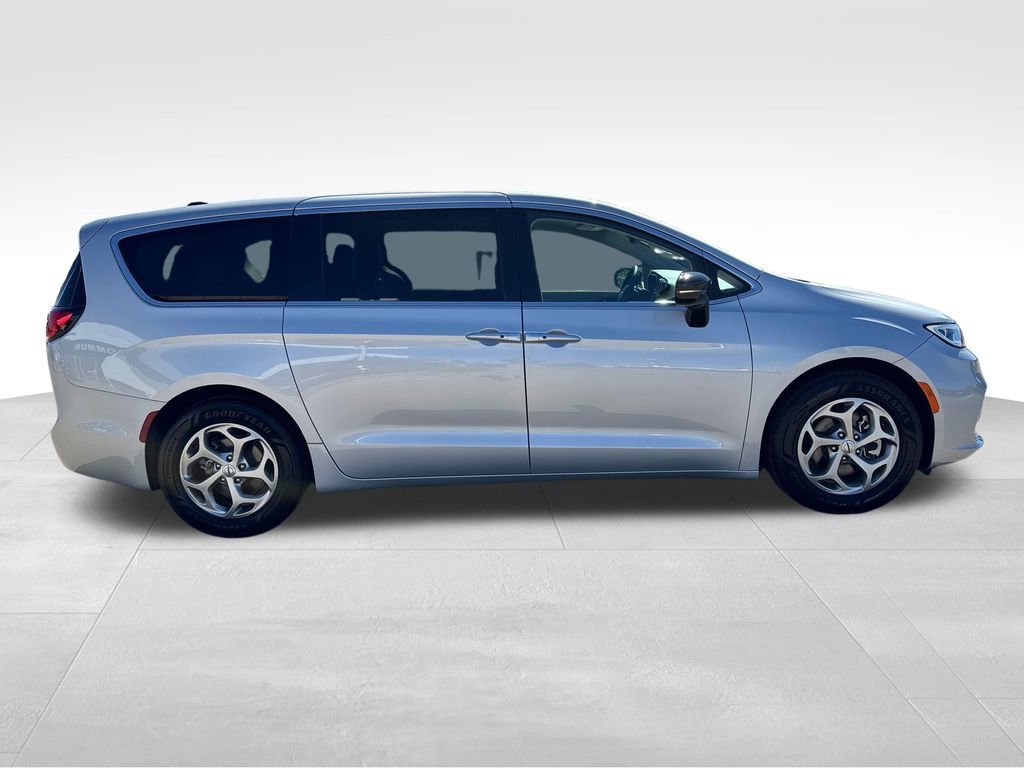 Used 2024 Silver Chrysler Limited image 6