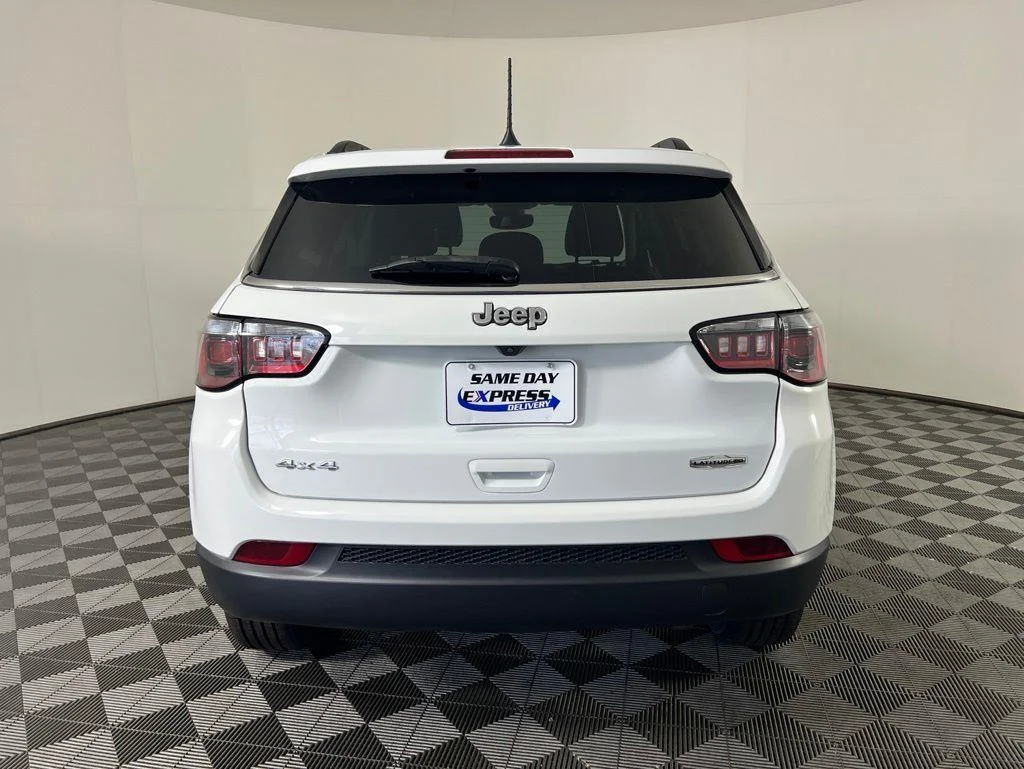 Used 2022 Bright White Clearcoat Jeep Latitude Lux image 23