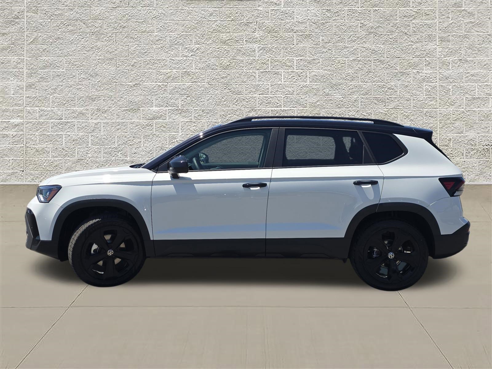 New 2026 Pure White w/Deep Black Roof Volkswagen SE Black image 4