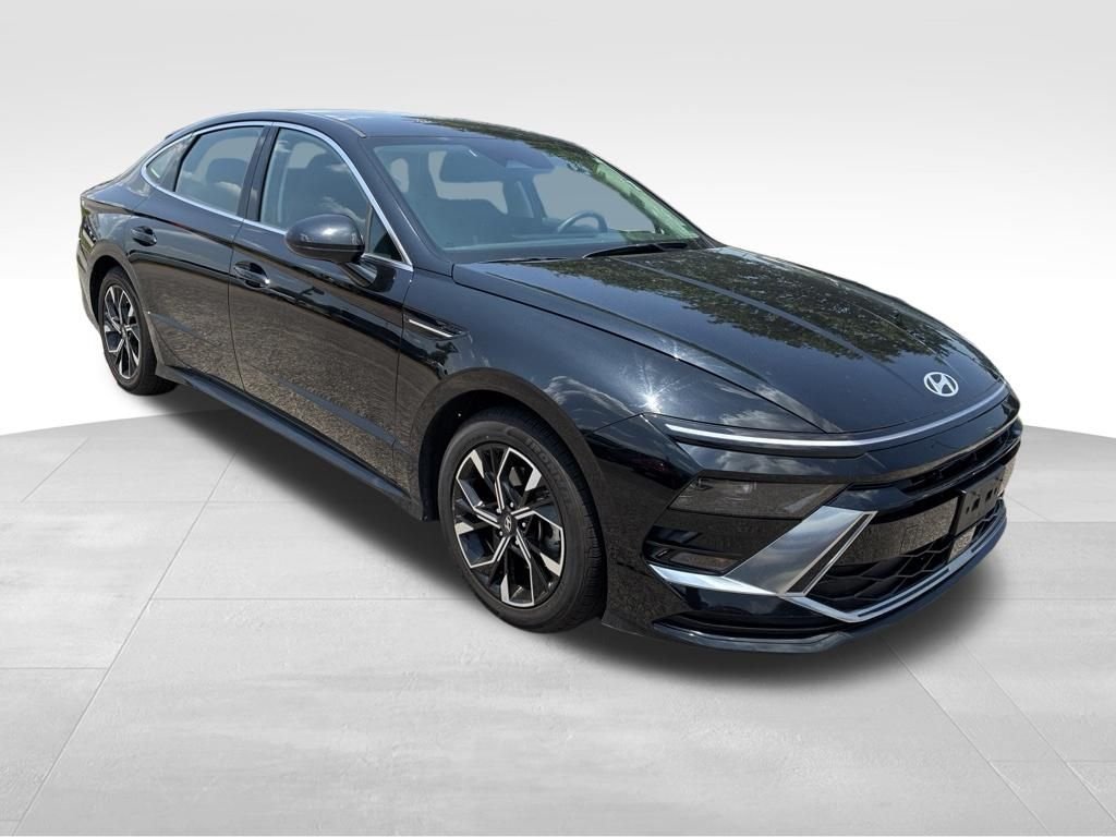 Used 2024 Black Hyundai SEL image 8