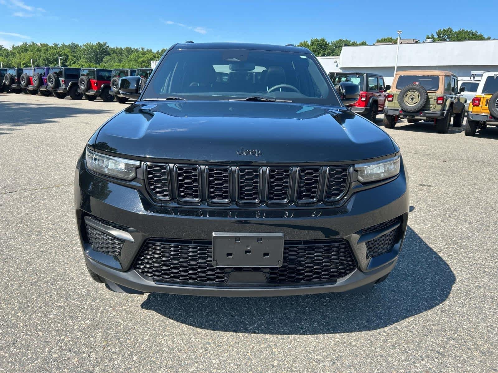 Certified Used 2023 Diamond Black Crystal Pearlcoat Jeep Altitude X image 8
