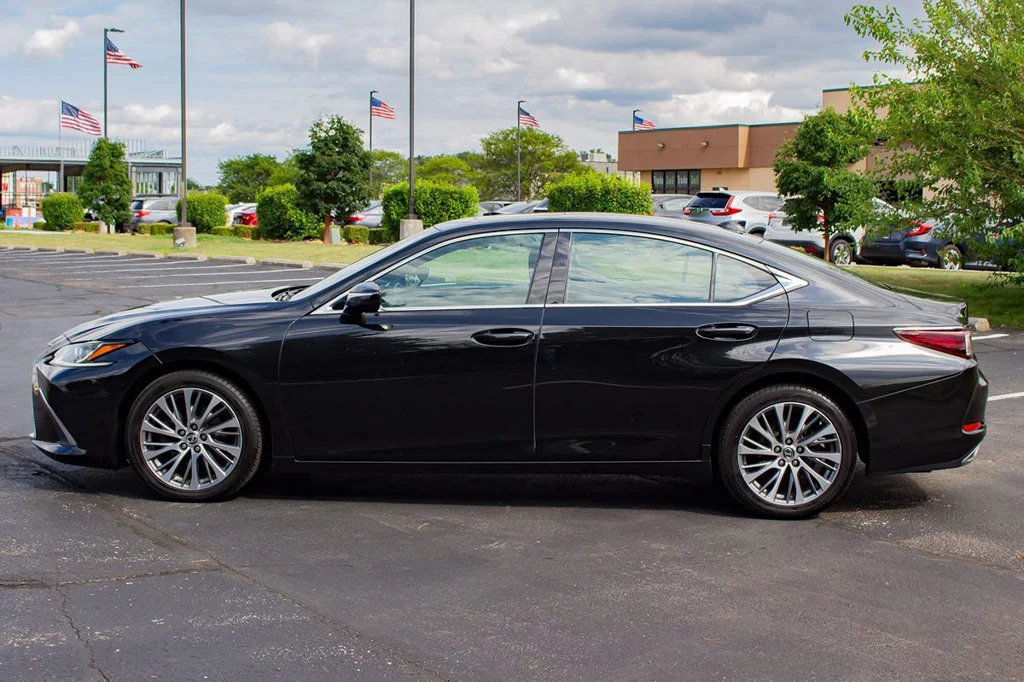 Used 2019 Black Lexus 350 Luxury image 1