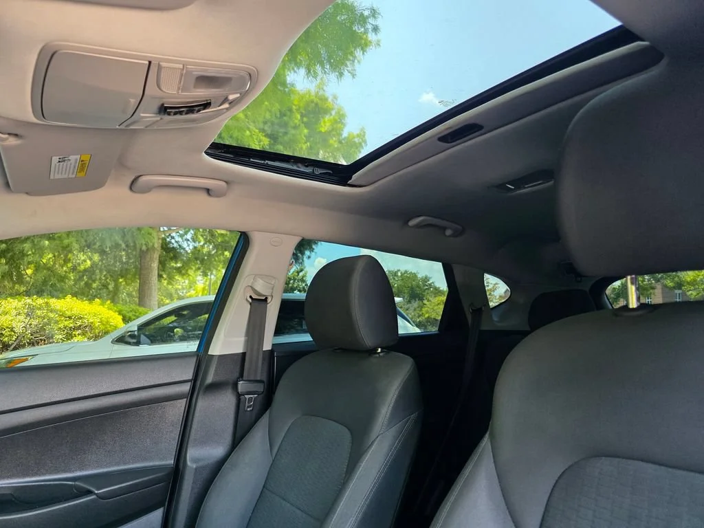 Used 2019 Blue Hyundai SE image 12