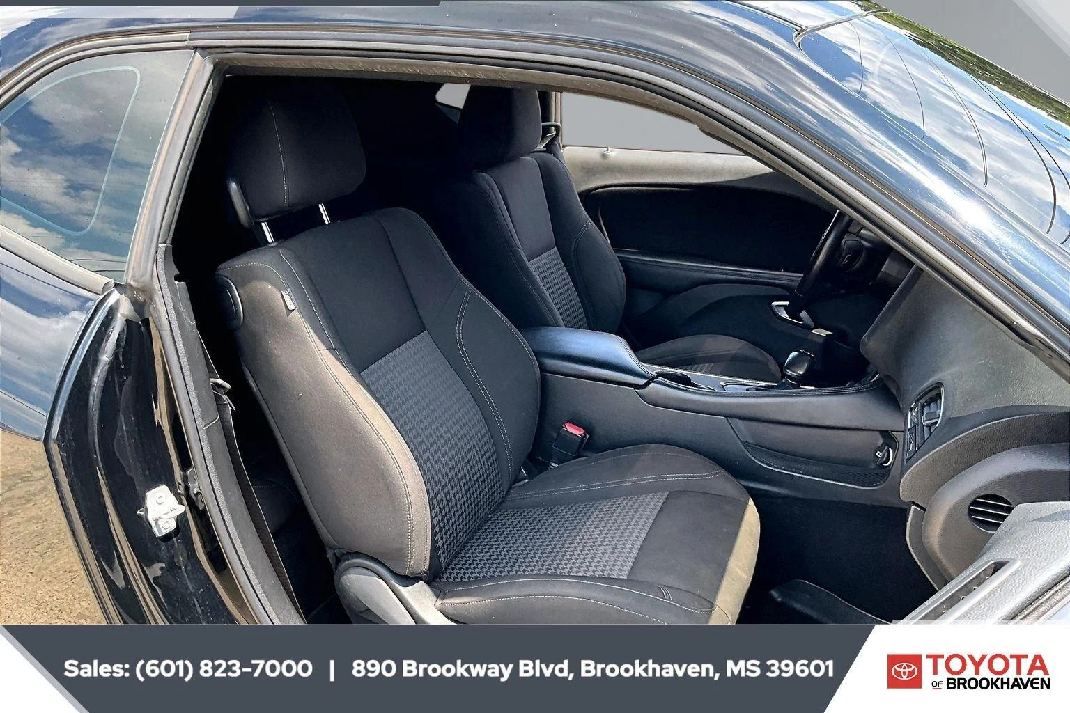 Used 2022 Pitch Black Clearcoat Dodge SXT image 6