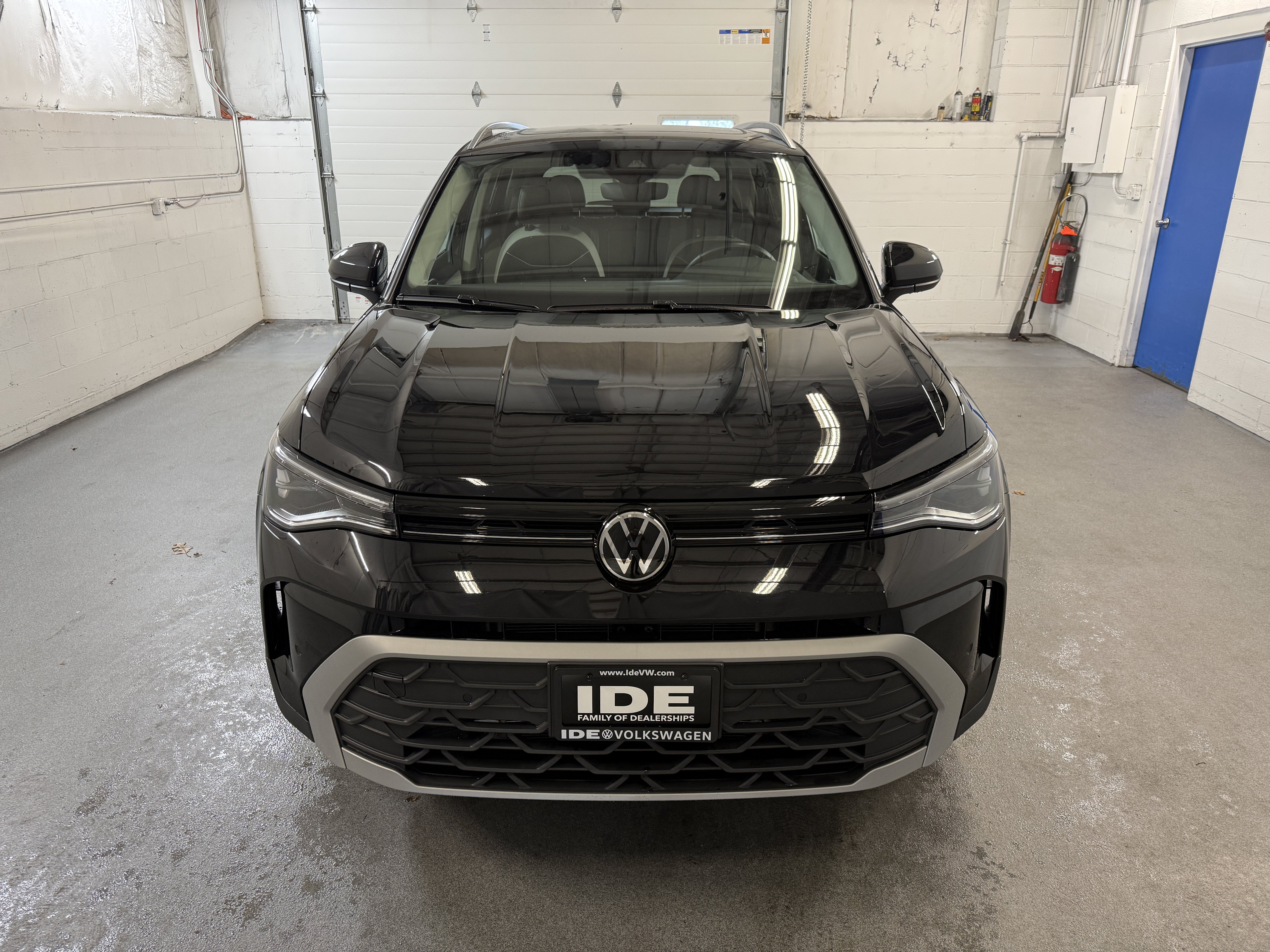 Used 2025 Deep Black Pearl Volkswagen SE image 3