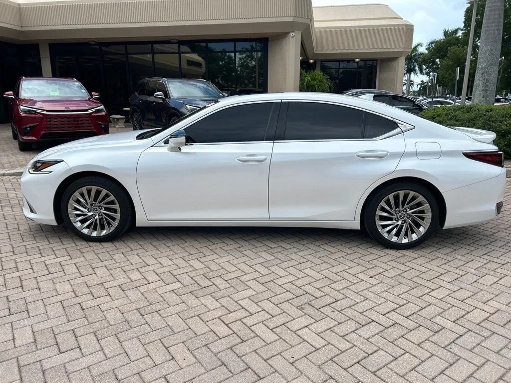 Certified Used 2022 EMINENT WHITE PEARL Lexus 300h Ultra Luxury image 6