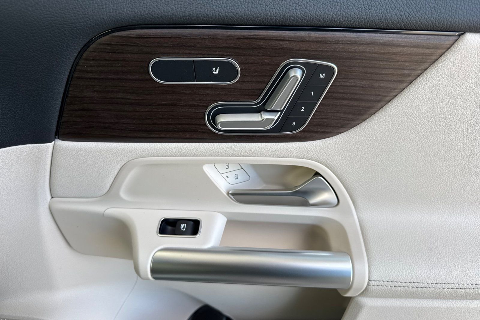 New 2026 Polar White Mercedes-Benz GLA 250 image 34