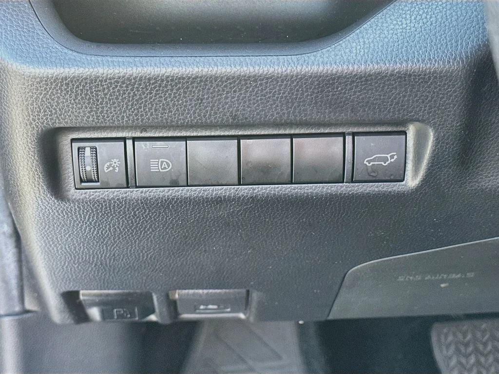 Used 2022 Silver Toyota XLE image 10