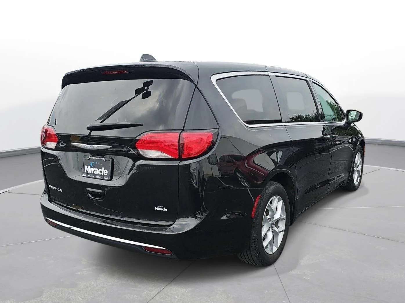 Used 2017 Brilliant Black Crystal Pearlcoat Chrysler Touring Plus image 5