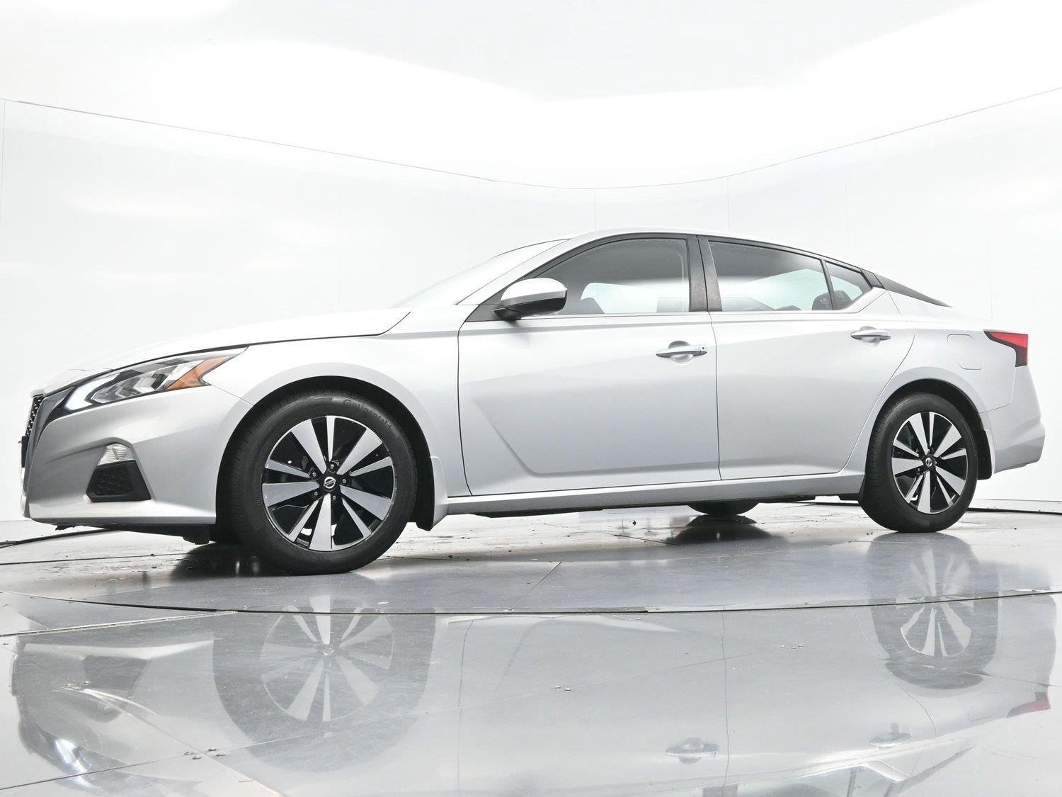 Used 2022 Brilliant Silver Metallic Nissan 2.5 SV image 41