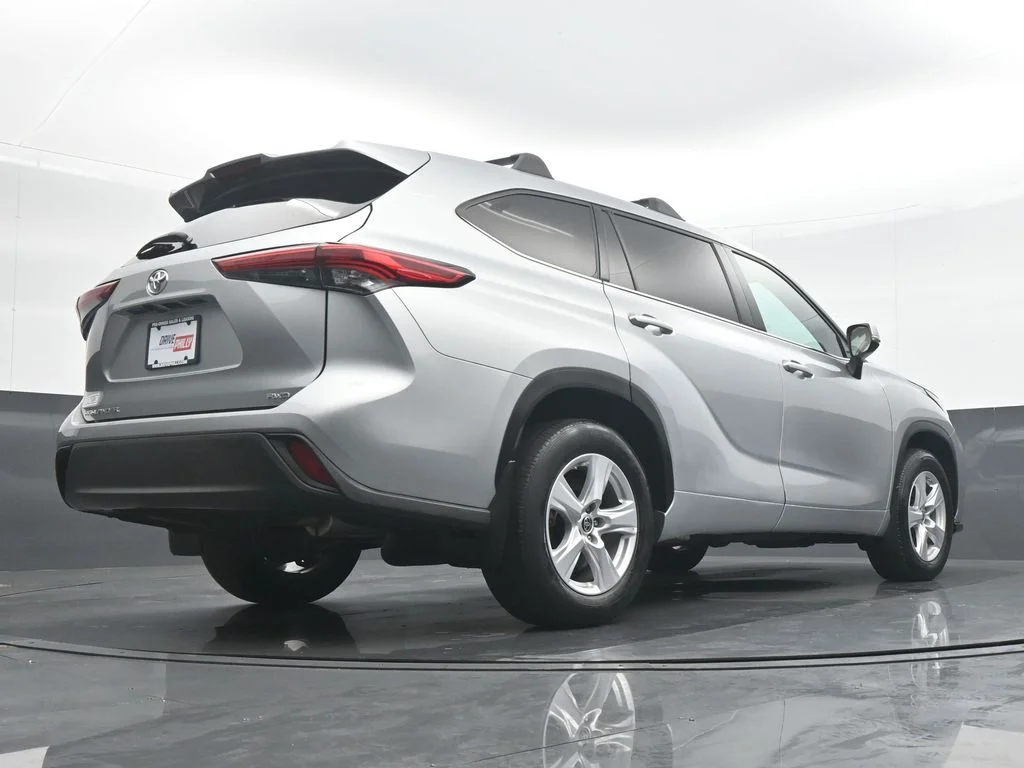 Used 2022 Silver Toyota L image 32
