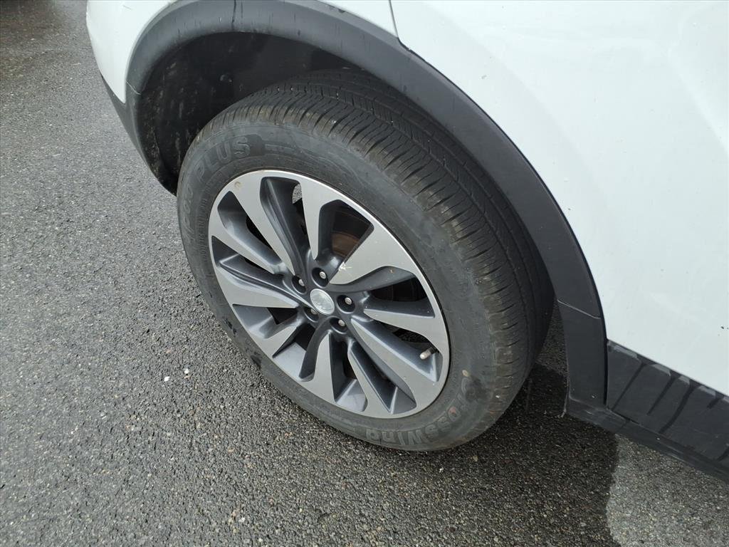 Used 2022 Summit White Buick Preferred image 3