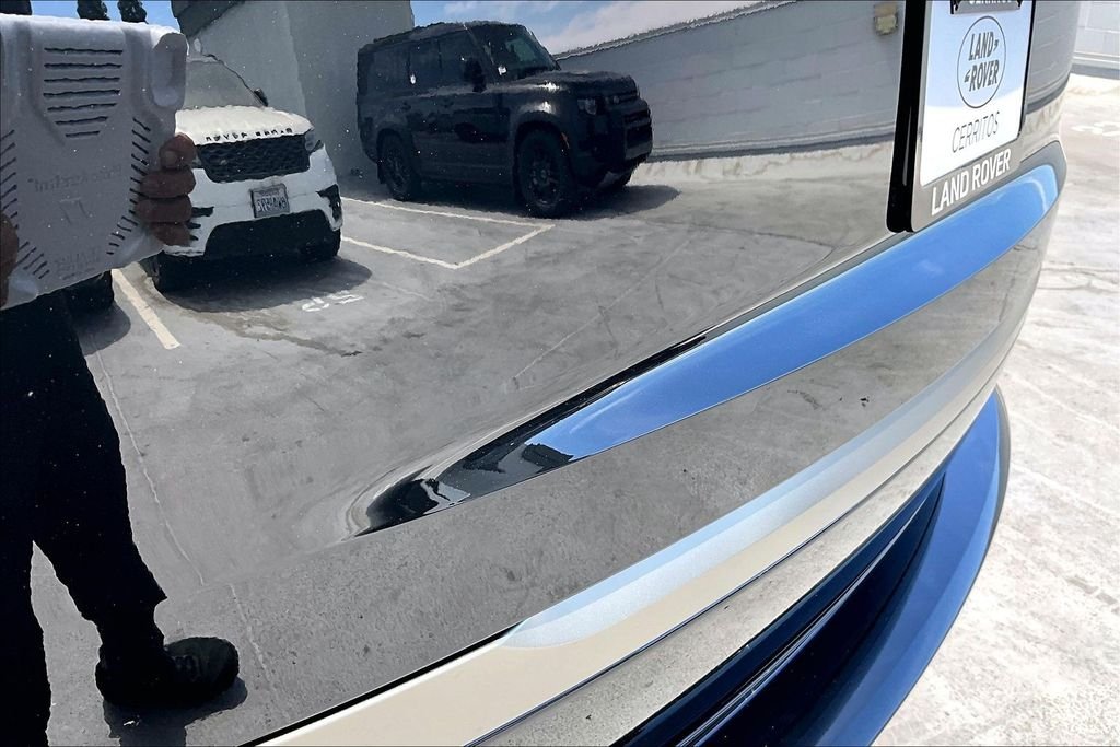 New 2026 SANTORINI BLACK Land Rover SE image 9