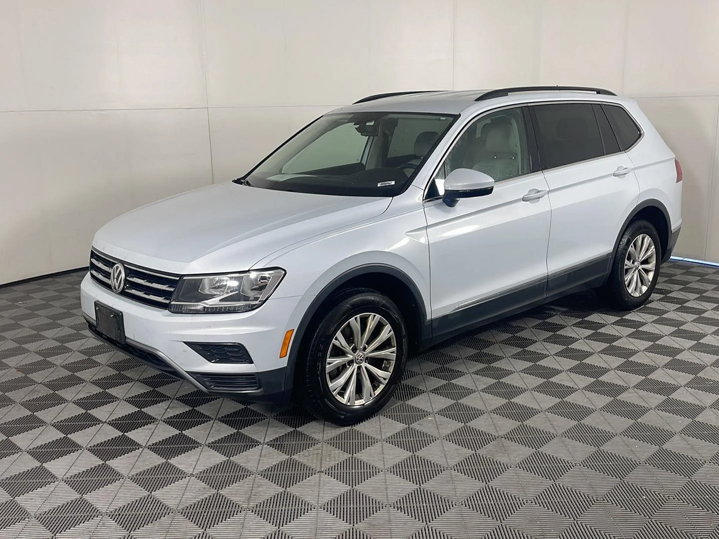 Used 2018 White Silver Metallic Volkswagen SE image 1