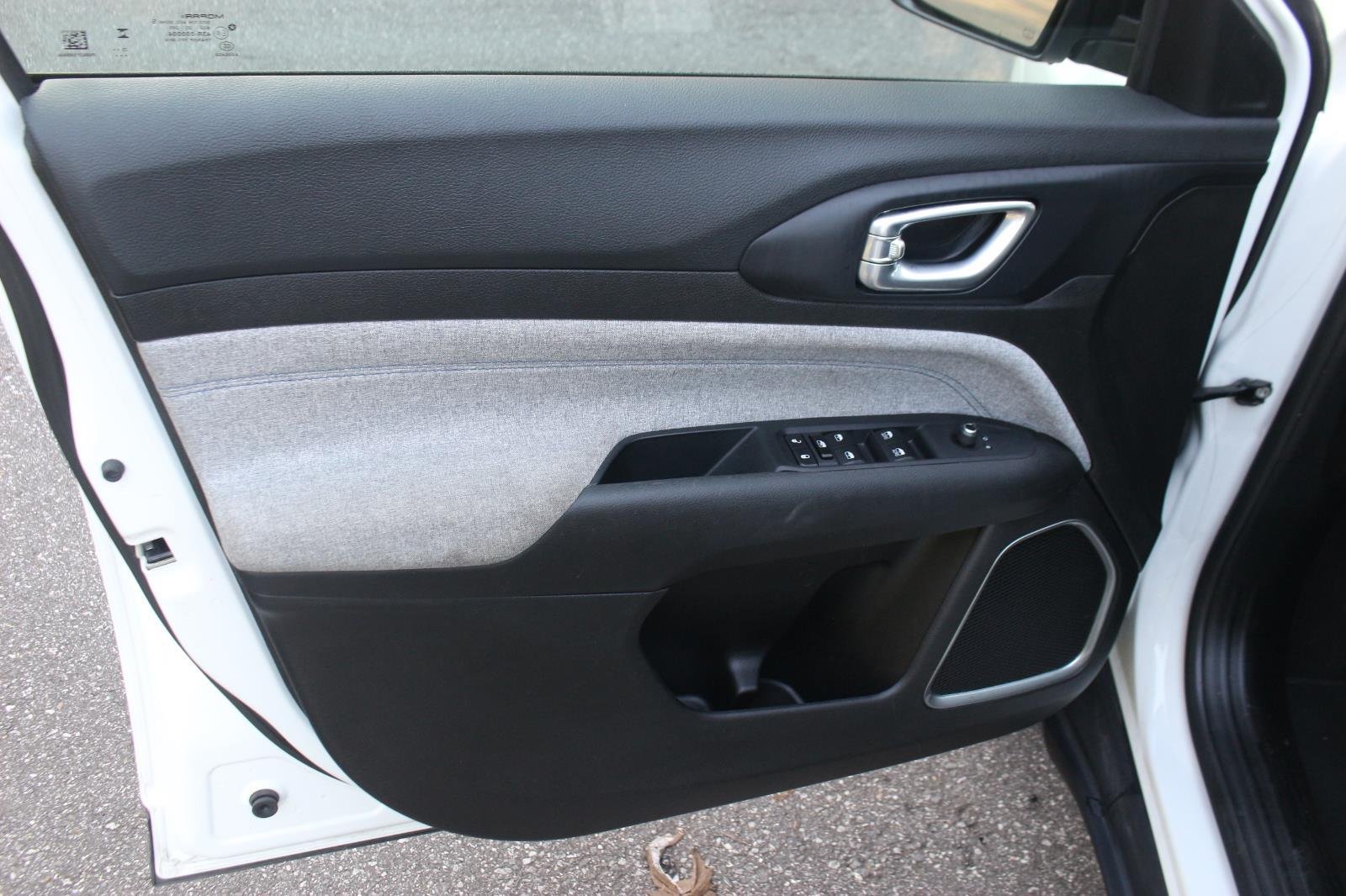 Used 2024 White Jeep Latitude image 12