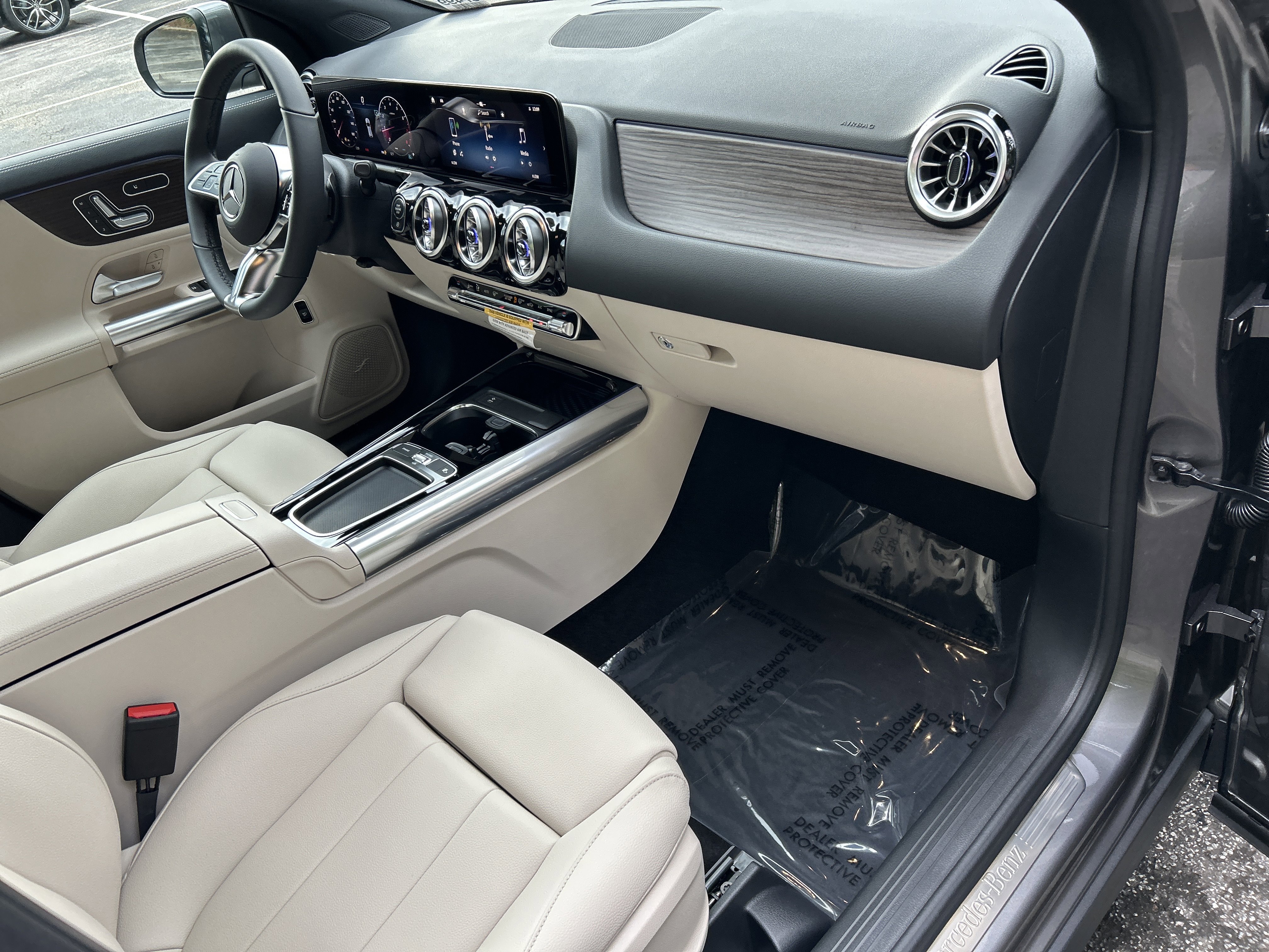 New 2026 Mountain Grey Metallic Mercedes-Benz GLA 250 SUV image 42