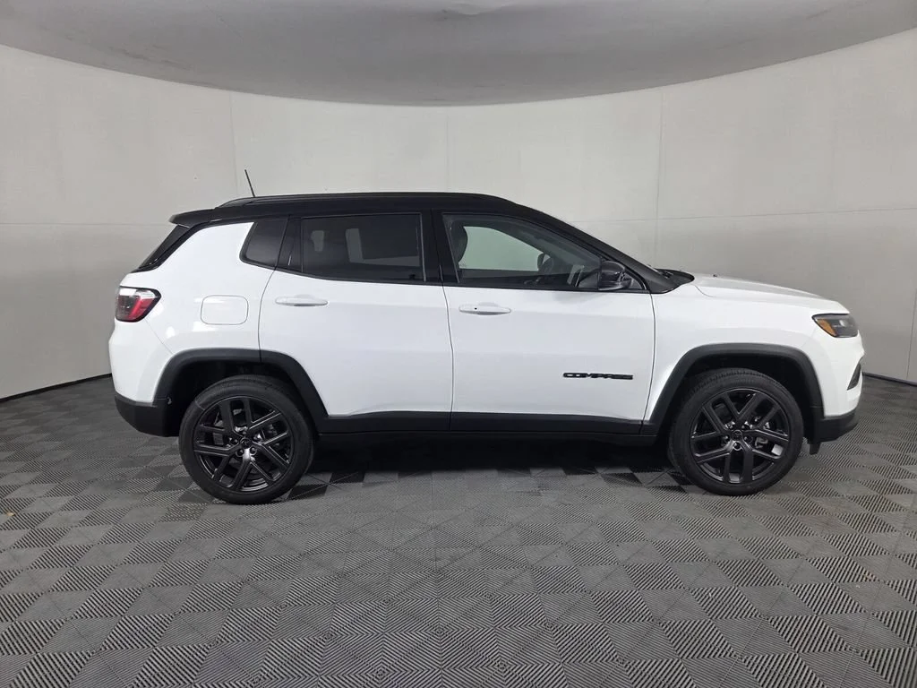 New 2026 Bright White Clear-Coat Exterior Paint Jeep Limited Altitude image 5