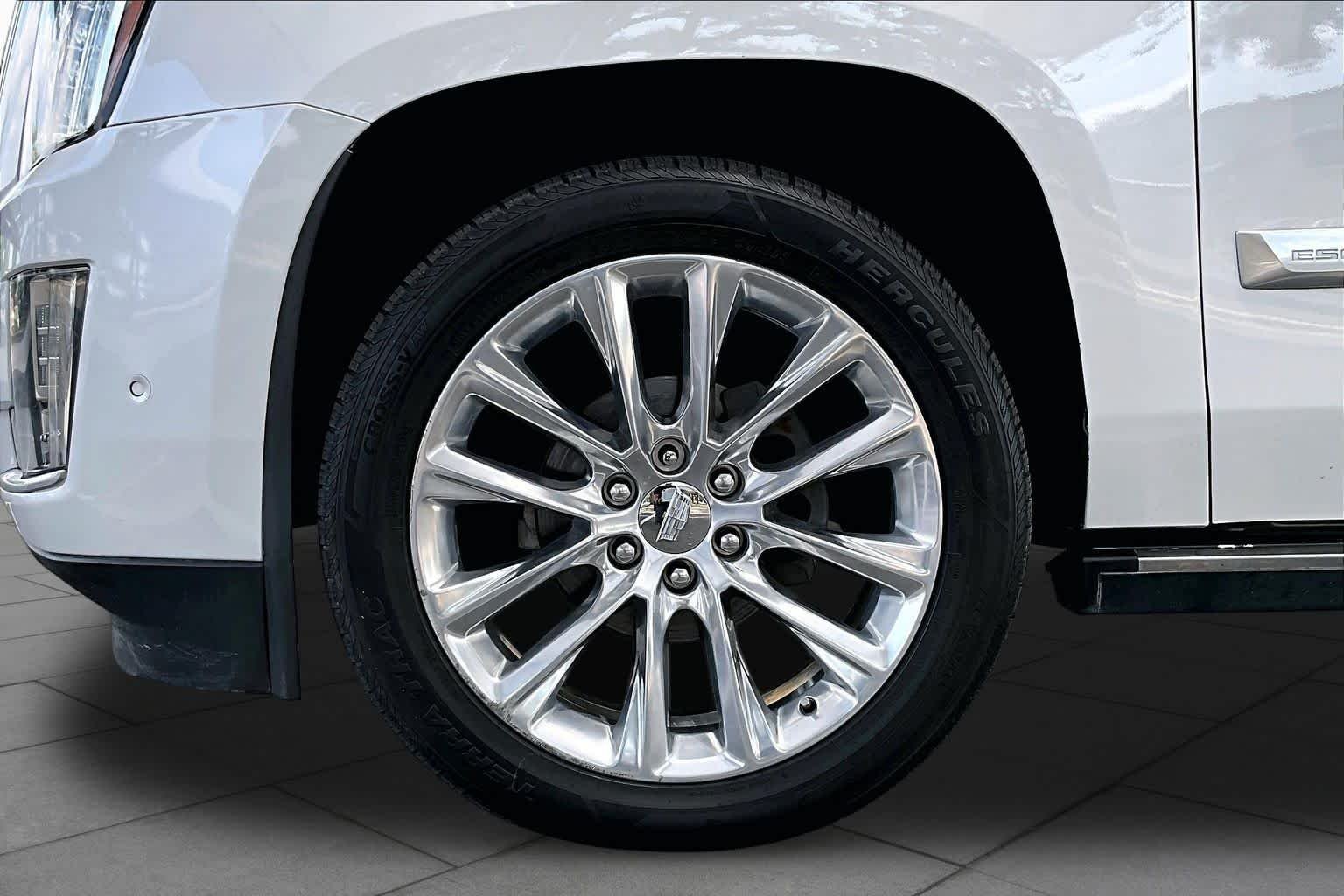 Used 2019 Crystal White Tricoat Cadillac Premium Luxury image 11