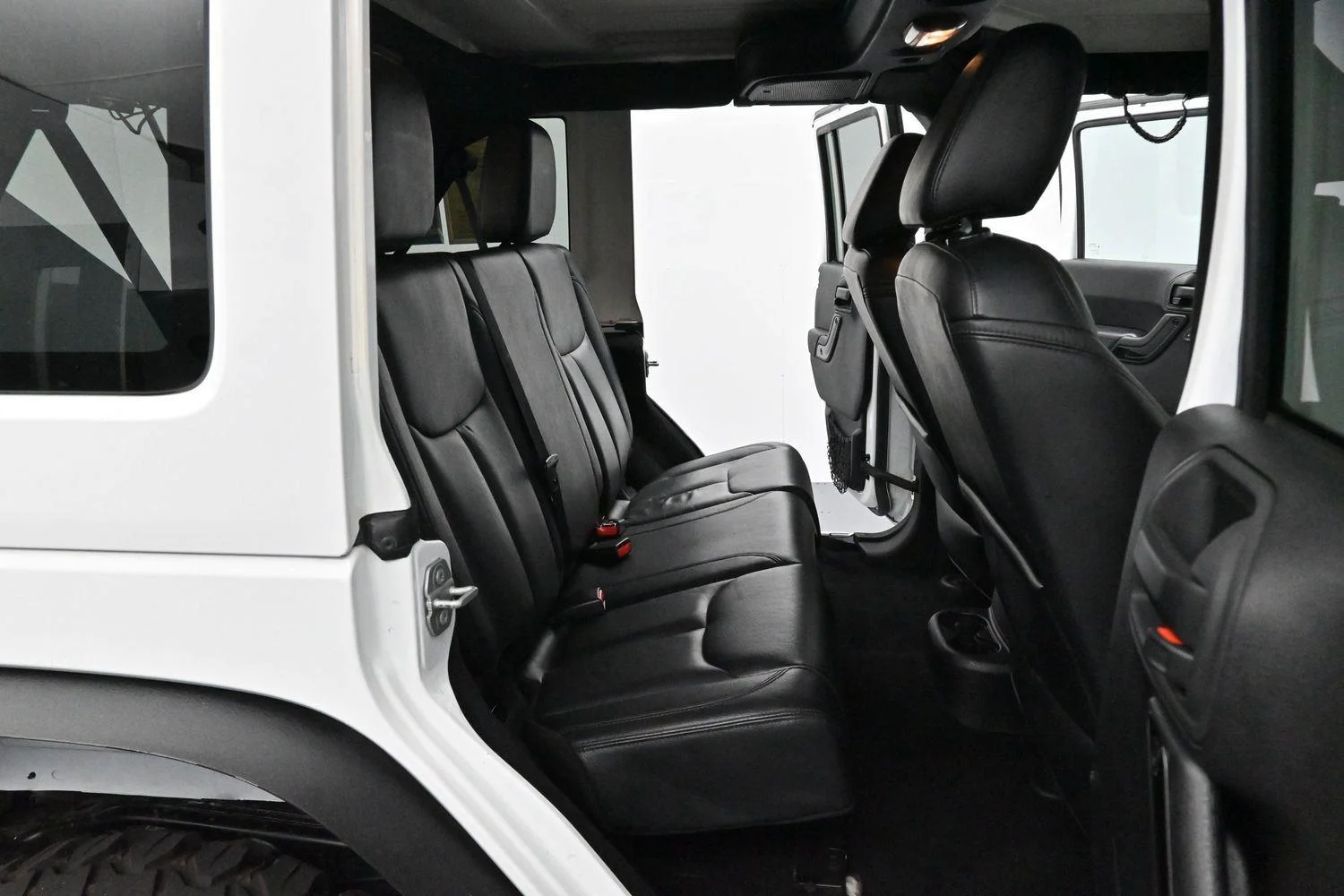 Used 2015 Bright White Clearcoat Jeep Altitude image 27