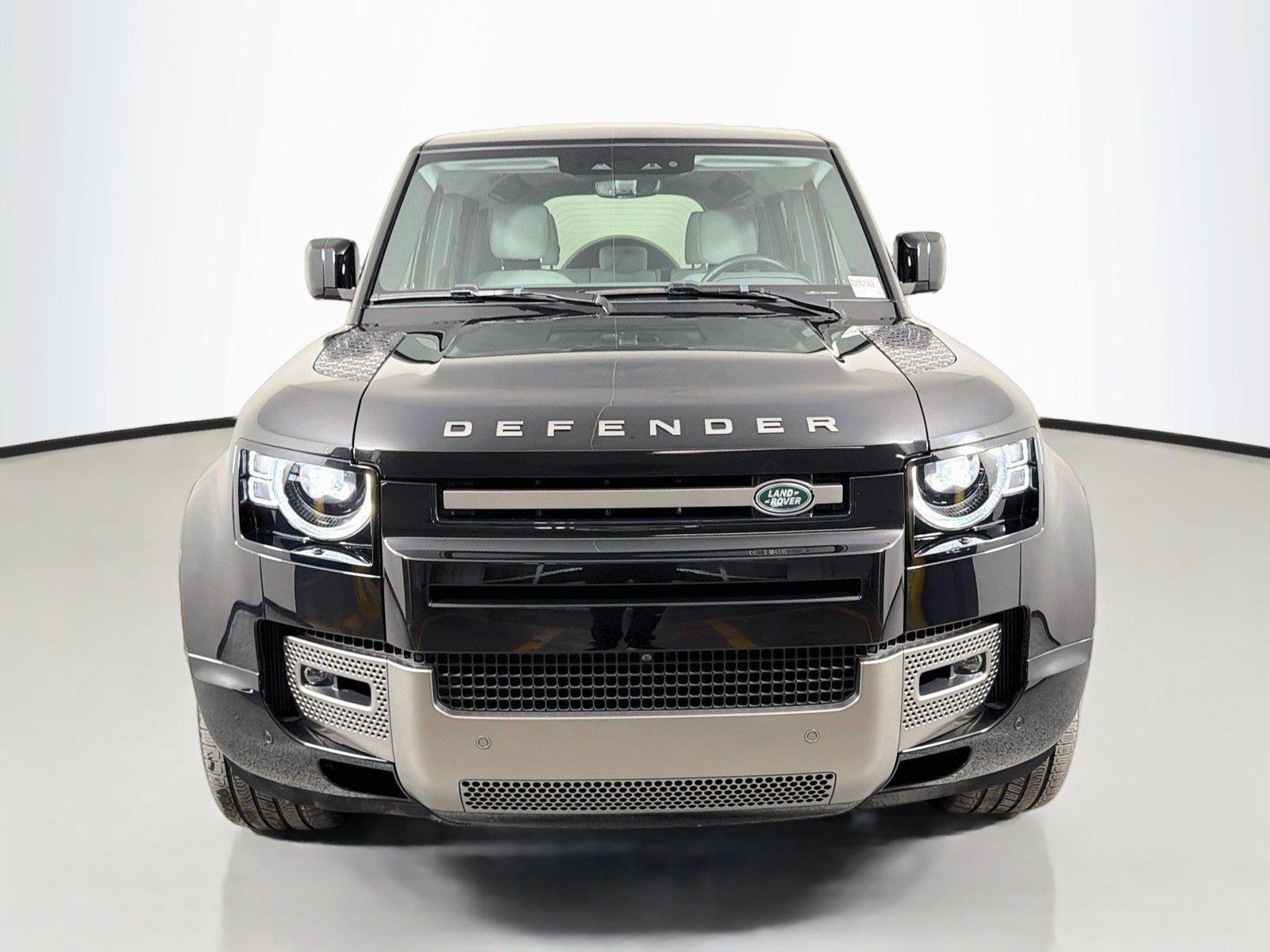 Certified Used 2025 Santorini Black Land Rover X-Dynamic SE P500 V8 image 2