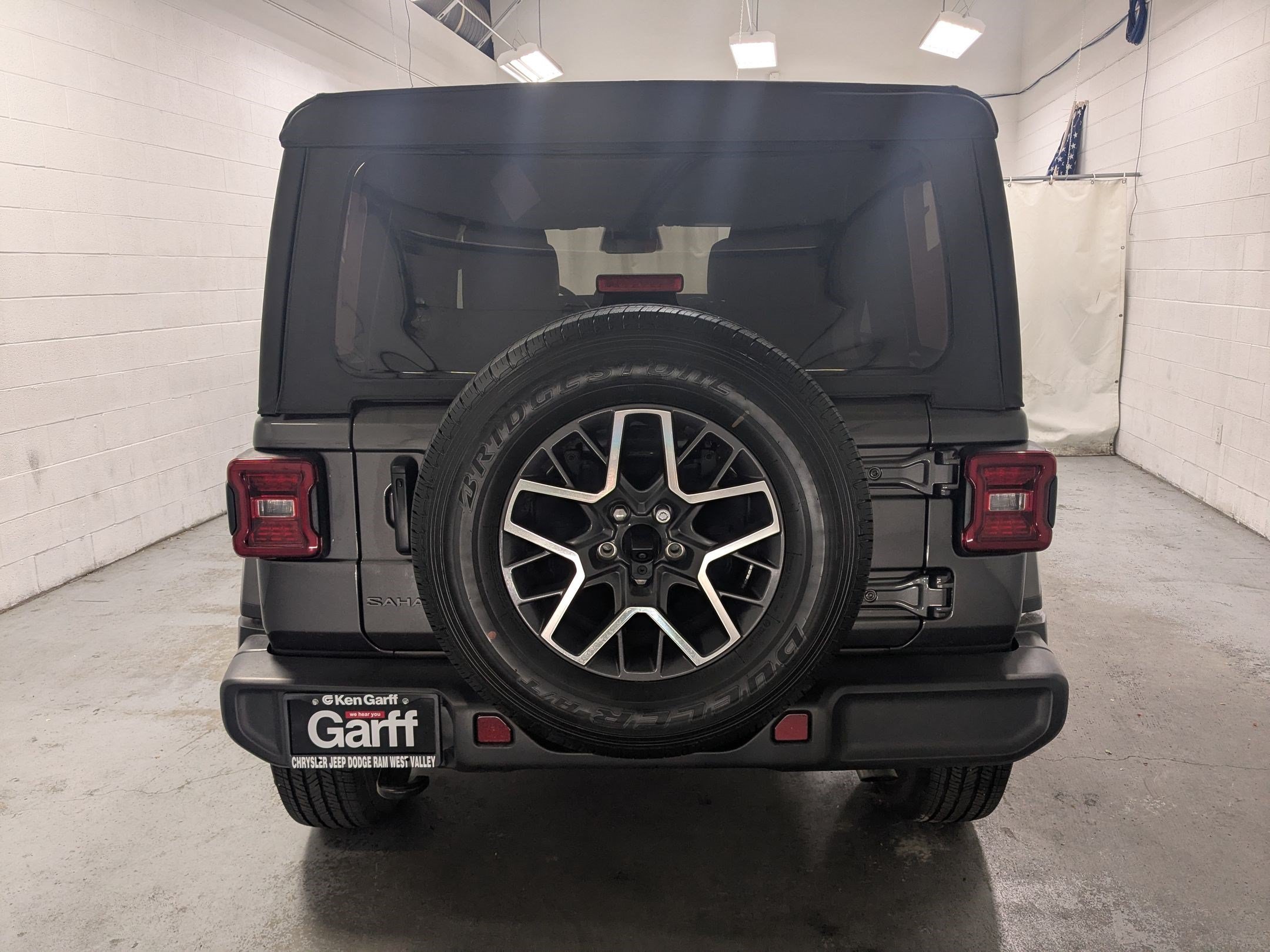 New 2026 Granite Crystal Metallic Clear-Coat Exterior Paint Jeep Sahara image 5