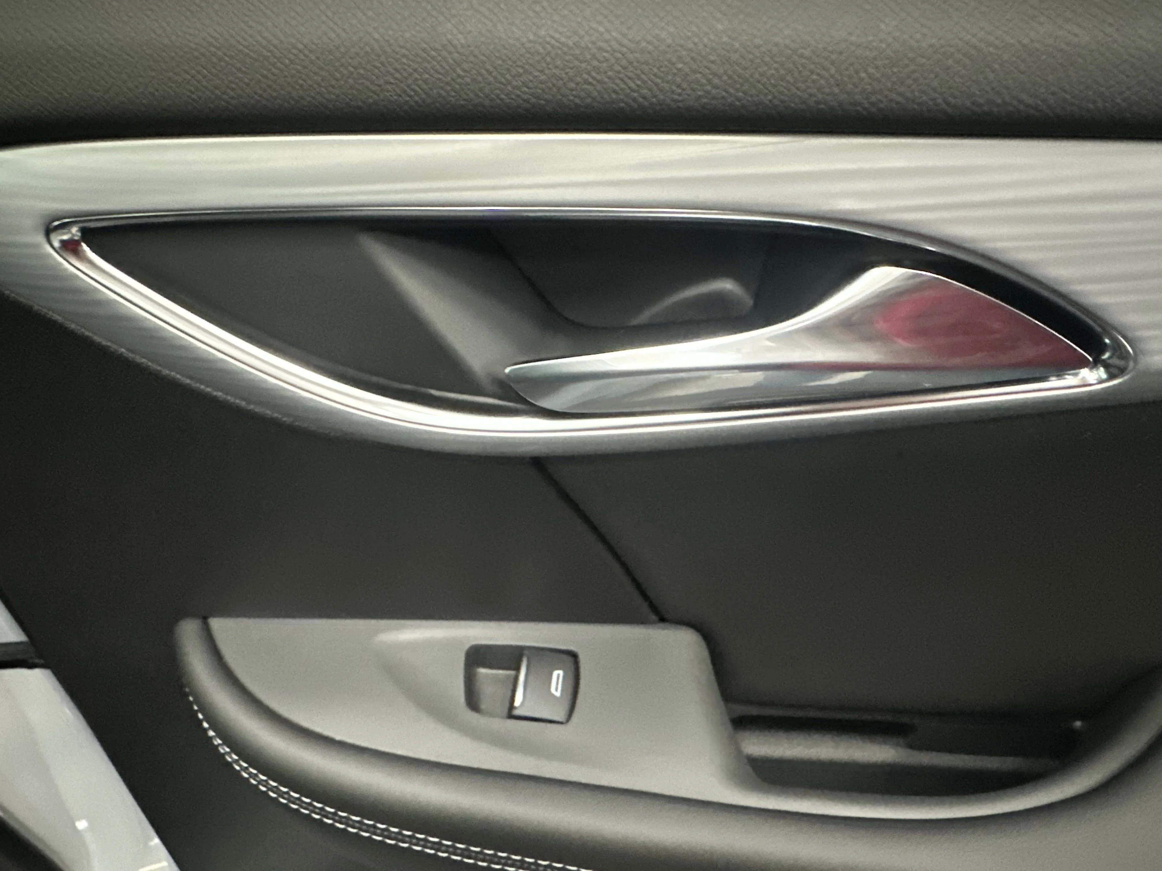 New 2026 Iridescent White Tricoat Buick Avenir image 20