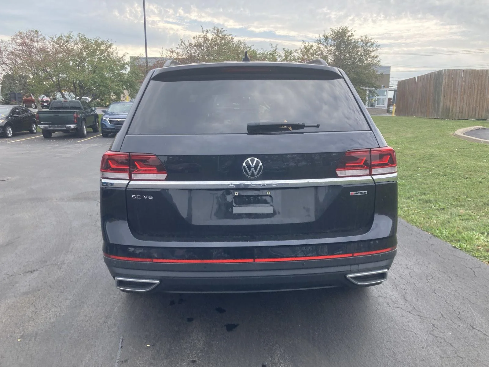 Used 2021 Deep Black Pearl Volkswagen 3.6L V6 SE w/Technology image 6