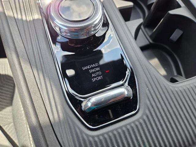 New 2026 Diamond Black Crystal Pearlcoat Jeep Laredo image 20