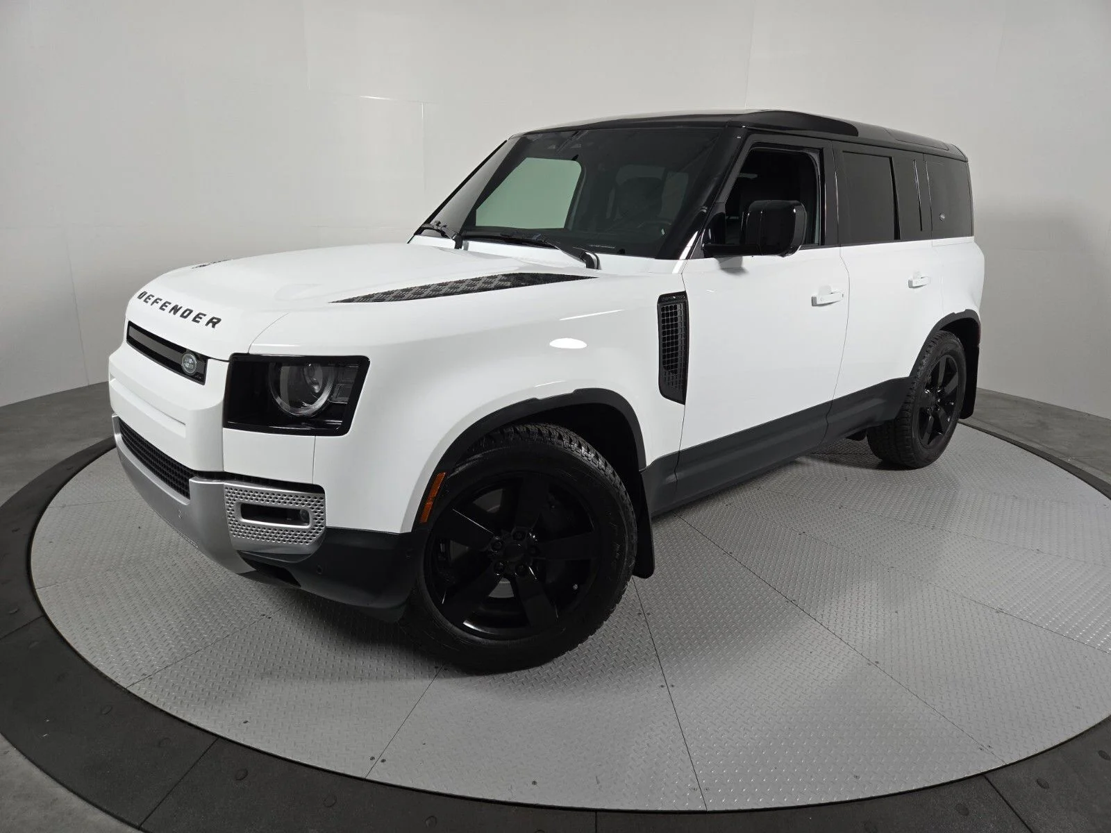 2024 Land Rover Defender 110 SE P400's photo