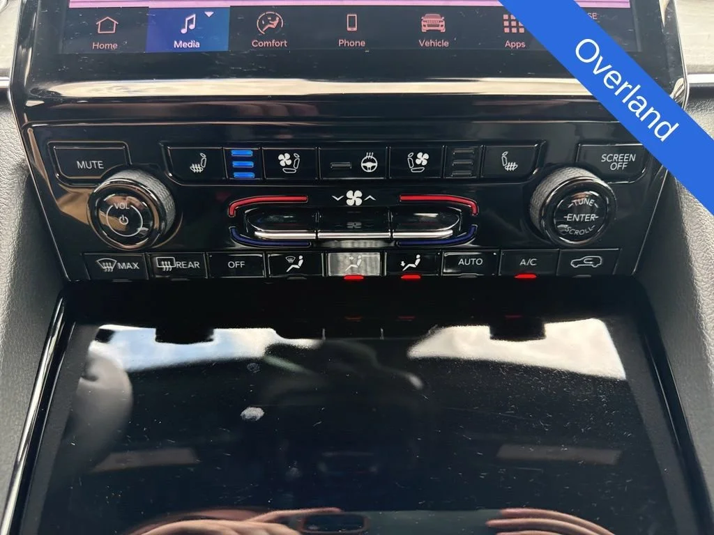 Used 2025  Jeep Overland image 32