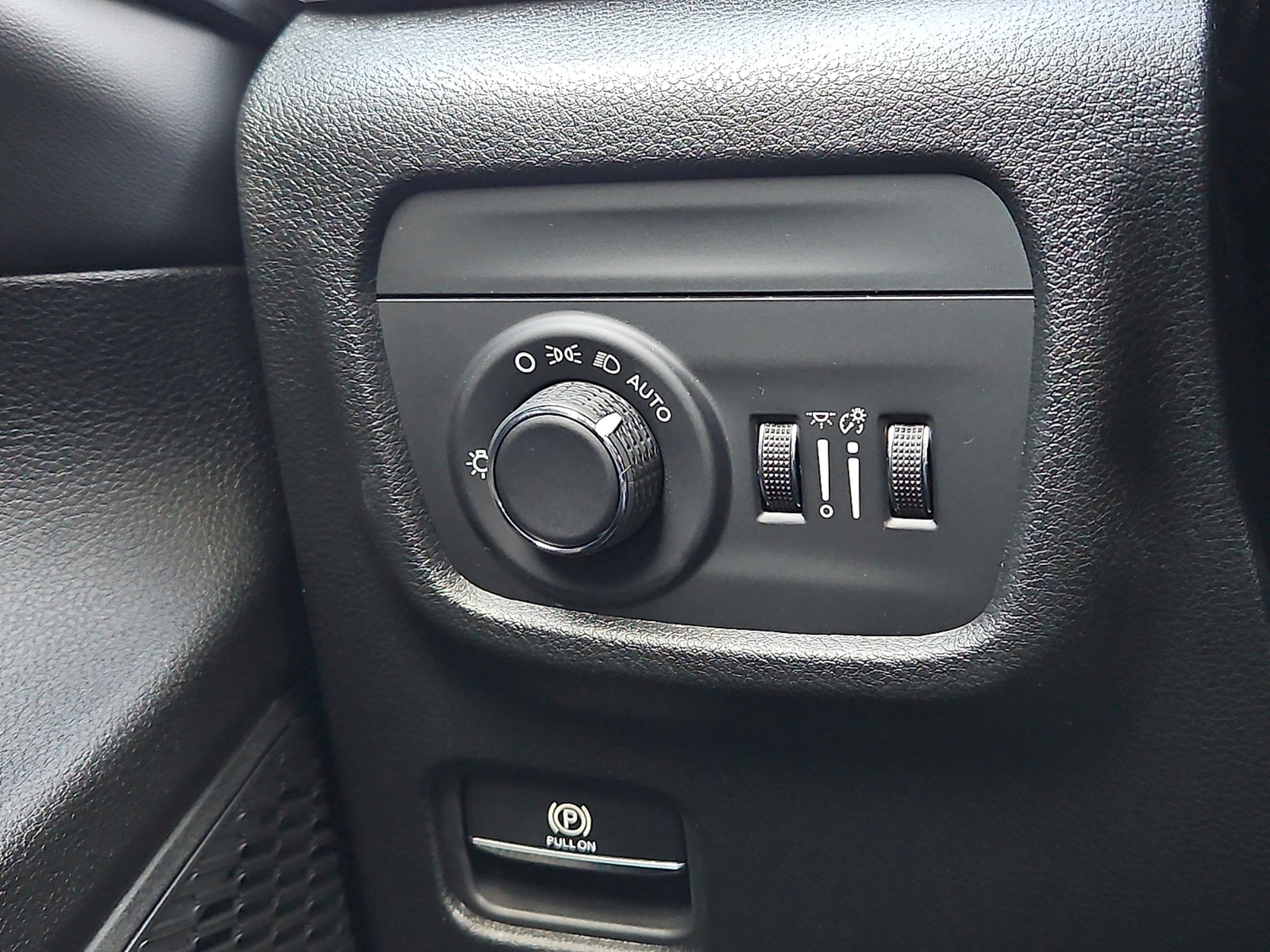 New 2025 Bright White Clear-Coat Exterior Paint Jeep Laredo image 20