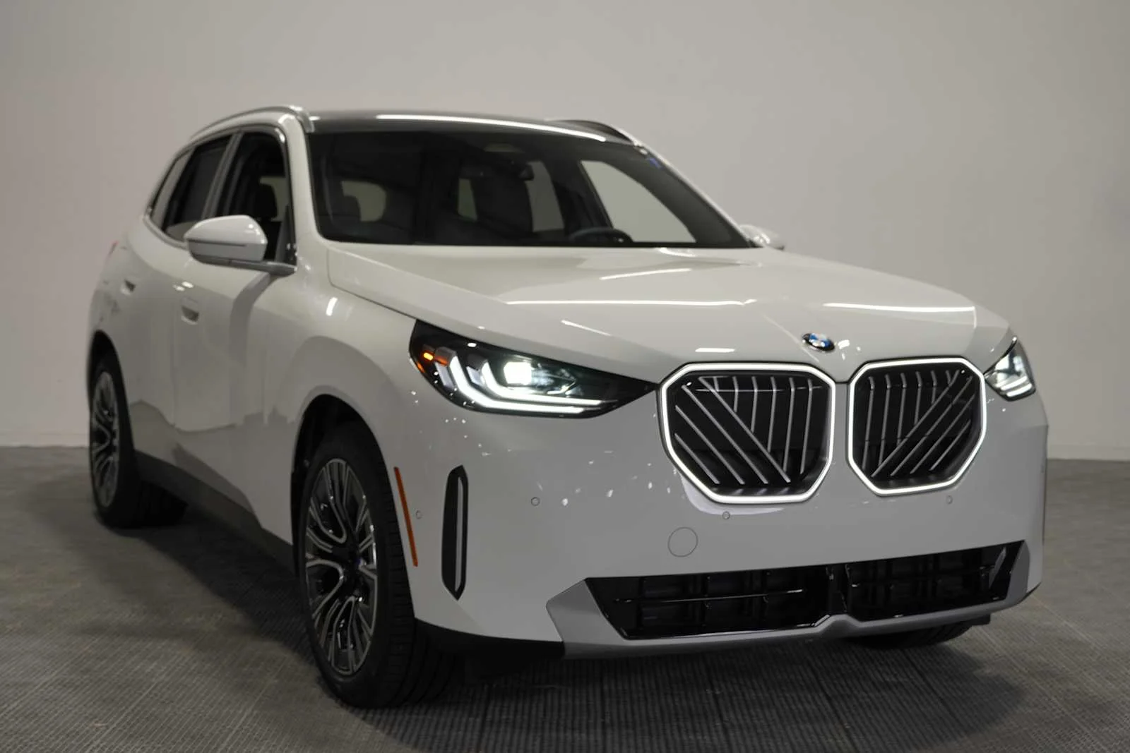 Used 2026 Alpine White BMW 30 xDrive image 3